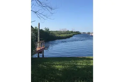 Image de Waterfront views in quiet, peaceful setting.