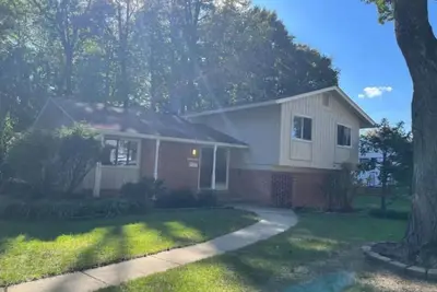 Image de Great location for nice 4 bedroom, 2. 5 bath house