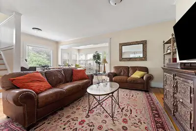 Image de Cozy Historical Home-Trendy Lakes Area- 3 Bedroom 1 & 1/2 Bath