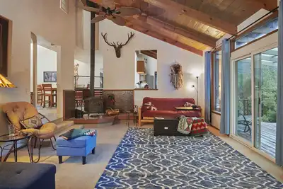 Image de Mountain Views with Game Room, King Bed, Fire Pit --- Starlink