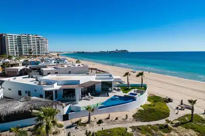 Image de Luxury Oceanfront Home with Pool & Hot Tub - located on Sandy Beach