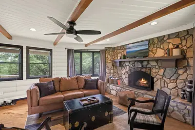 Image de Hot tub! Bunks! Fireplace! Close to Downtown Boone and Skiing! Dog Friendly!