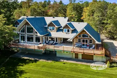 Image de 10 bed, 7 bath, cottage on Six Mile Lake, level land great for kids!