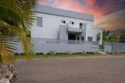 Image de Secure Luxury Villa •  10 min Walk to Beach • Saltwater Pool • Rooftop Views