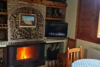 Image de Romantic country house with fireplace next to hiking trail