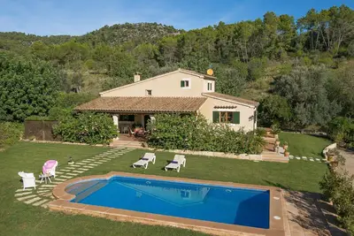 Spacious One Bedroom Country House with A/C, Large Garden, Private Pool - 5 mins drive to Pollença!