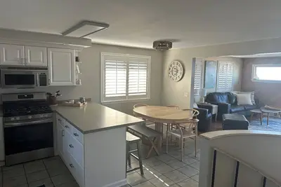 Image de 4 Bedroom Beach Front Home