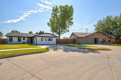 Image de 2 Clean and Updated Homes for Large Families in Moore