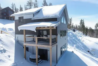 Image de Modern ski lodge is right next to the slopes and offers wonderful views and hot tub