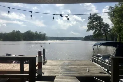 Image de \"Lake Front Point\" Retreat located in quiet cove of Lake Wylie