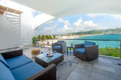 Image de Steps to beautiful Simpson Bay Beach! Oceanfront newly furnished 2-bedroom condo