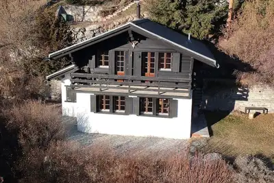 Image de Charmant chalet accueillant, lumineux et bien entretenu, offrant une belle vue et un petit jardin pl