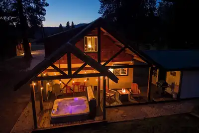A cozy, private, pet friendly cabin that sleeps 6 guests with a hot tub