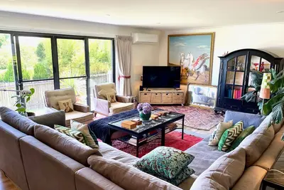 Image de 5 min walk to Milton Village, 5 min drive to the beach.