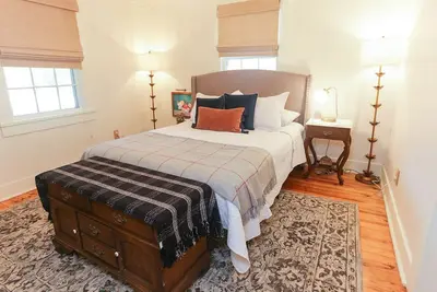 Image de Cottage in Downtown Franklin. Kid and pet friendly!