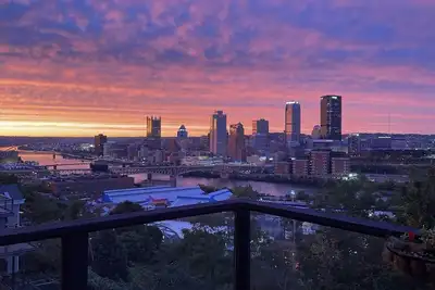 Image de Beautiful Hillside Home with Incredible City Views! ! Great Location and Privacy!