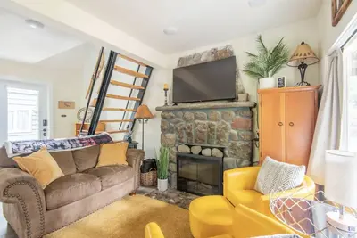 Image de Quaint and Cozy 2 bed 1 bath Cottage + detached En Suite, Wi-Fi, Ac and Hot Tub!