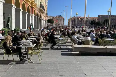 Image de Large (2 sitting rooms) Central property seconds from Nice Beach.