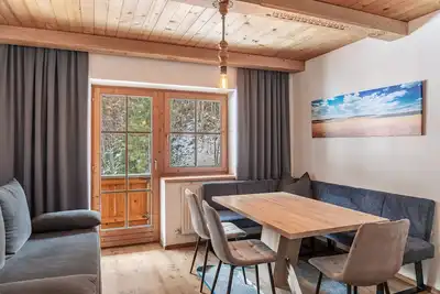 Image de Appartement \"Schwüwong - Appartement 12\" avec vue sur les montagnes, terrasse partagée et Wi-Fi.