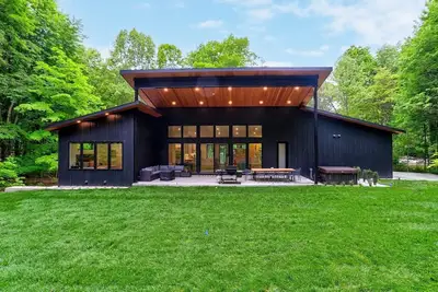 Image de This newly built modern home is tucked in a peaceful wooded lot just minutes