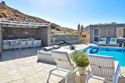 Image de Luxurious villa with a swimming pool, sea and sunset view