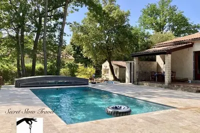 Image de Maison idéale en été : piscine, clim, jardin ombragé et pétanque!
