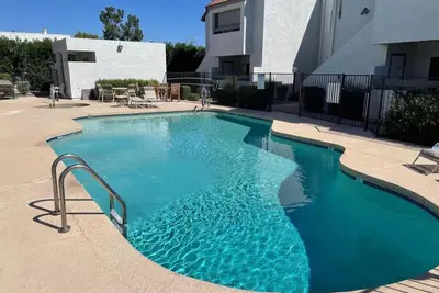 Image de Walkable 2br in Old Town w/ Heated Pool + More