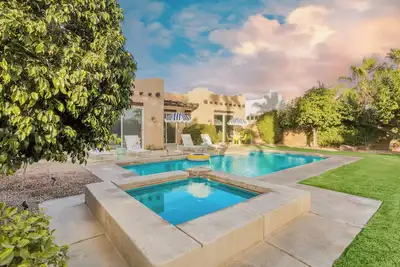 Image de Pool + Hot Tub, Yard, Games | Chic Midcentury Design | Painted Sand by AvantStay