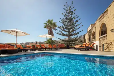 Image de Ringway Luxurious Private Villa, Large Sun Deck, Bbq, Private Pool, Gms Rm