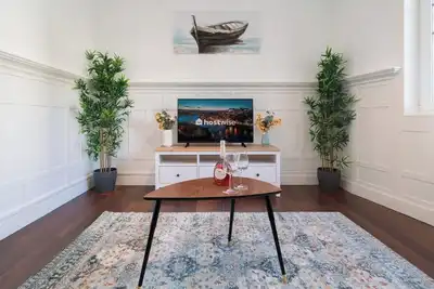 Image de 2 Rustic Colorful Flats | Terrace by HostWise