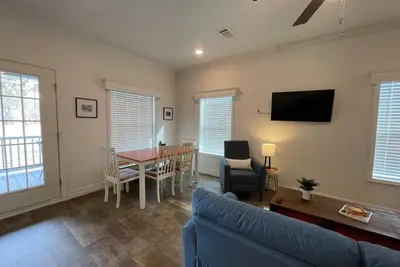 Image de 3Bed/2Bath with Creek and Open Spaces