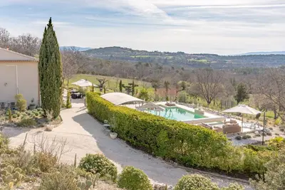 Image de Somptueuse bastide 5 étoiles avec vue sur le Luberon, piscine, jardin et Wi-Fi.