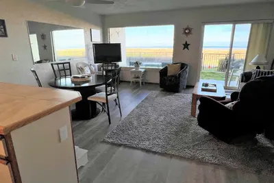 Image de Ground floor Oceanfront 2 blocks from downtown shopping and eateries