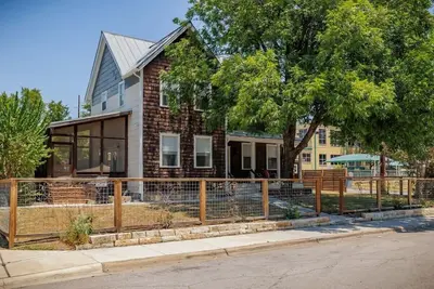 Image de Free Parking, East Austin - Corner Cabin - Portoro