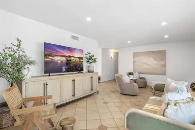 Image de @ Marbella Lane - Contemporary 4br Charm w/ Pool