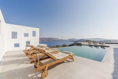Image de Stylish Villa Bohemian Style with 7 ensuite Bedrooms, private pool, beach 200m.