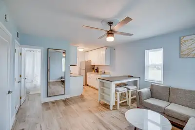 Image de New and sparkly 2/1 on 4 acres!