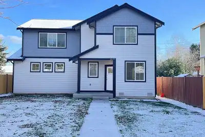 Image de 2022 built Cozy Modern home with large backyard