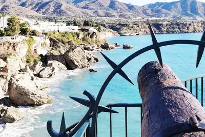 Image de Spacious air-conditioned with private south facing garden in superb  Capistrano!