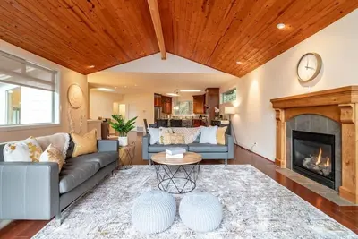 Image de Cozy Lakeview Villa w/ Inside & Outside Fireplace
