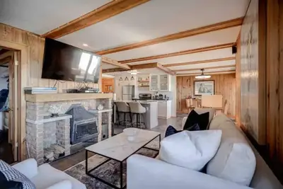 Image de Breath Taking Water Front Muskoka Cottage!