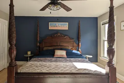 Image de Centrally Located ~ Off-Street Parking ~ Walkable ~ Spacious ~ Historic