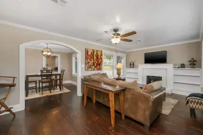 Image de Newly Remodeled 3br in Town · Cherry Street