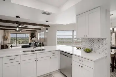 Image de Beautiful 3 Bedroom Penthouse --- 5 Minutes to the beach!