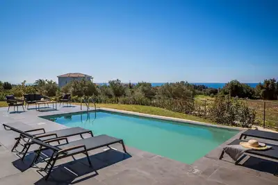 Image de Stylish Single Storey 2-Bed Villa, A/C, Private Pool & Sea Views close to Amenities and Beaches!