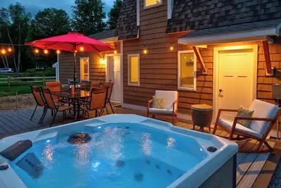Image de Escape Route Retreat · Town Center Retreat* Hot Tub, Game Room, Fire Pit