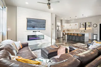 Image de Forested Oasis for the Whole Family- Pet Friendly! Game Room, Hot tub and more!