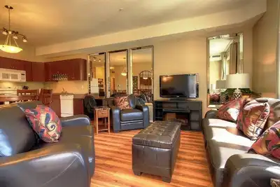 Image de Pinnacle Pointe Resort # 1305- 1Bedroom + Den -1Bath  -- 90 Day Min --