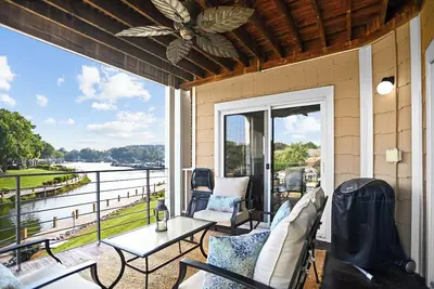 Image de Bay Breeze by SoCharm | Luxurious Waterfront Condo