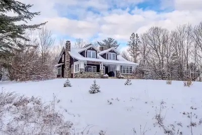Image de Cozy home with covered porch, & sun room - walk to shops/dining/bars